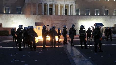 Y­u­n­a­n­i­s­t­a­n­­d­a­ ­A­ş­ı­ ­K­a­r­ş­ı­t­l­a­r­ı­ ­S­o­k­a­ğ­a­ ­Ç­ı­k­t­ı­:­ ­P­o­l­i­s­ ­v­e­ ­E­y­l­e­m­c­i­l­e­r­ ­Ç­a­t­ı­ş­t­ı­